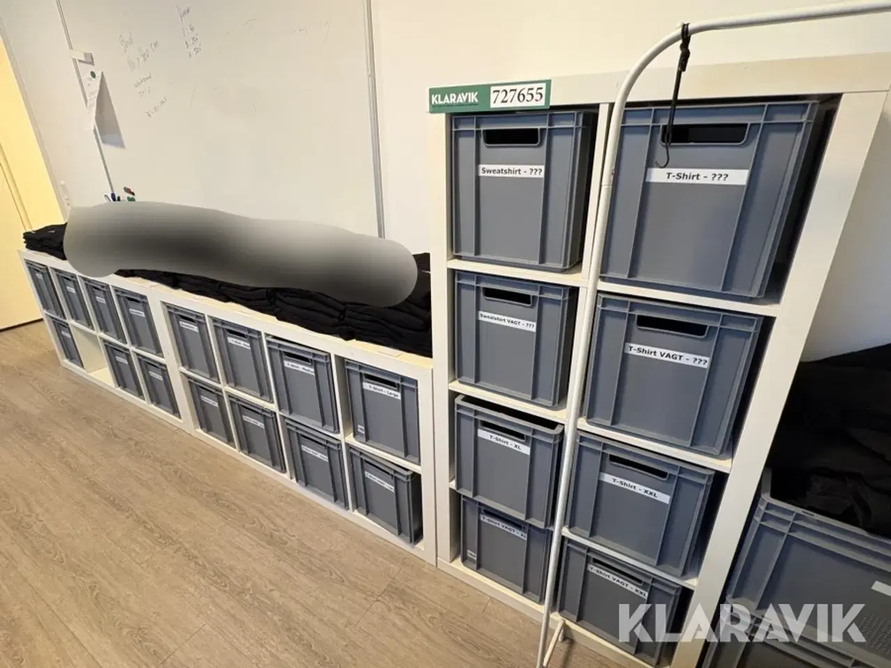 Billede 2 - 3 reoler med 24 kasser