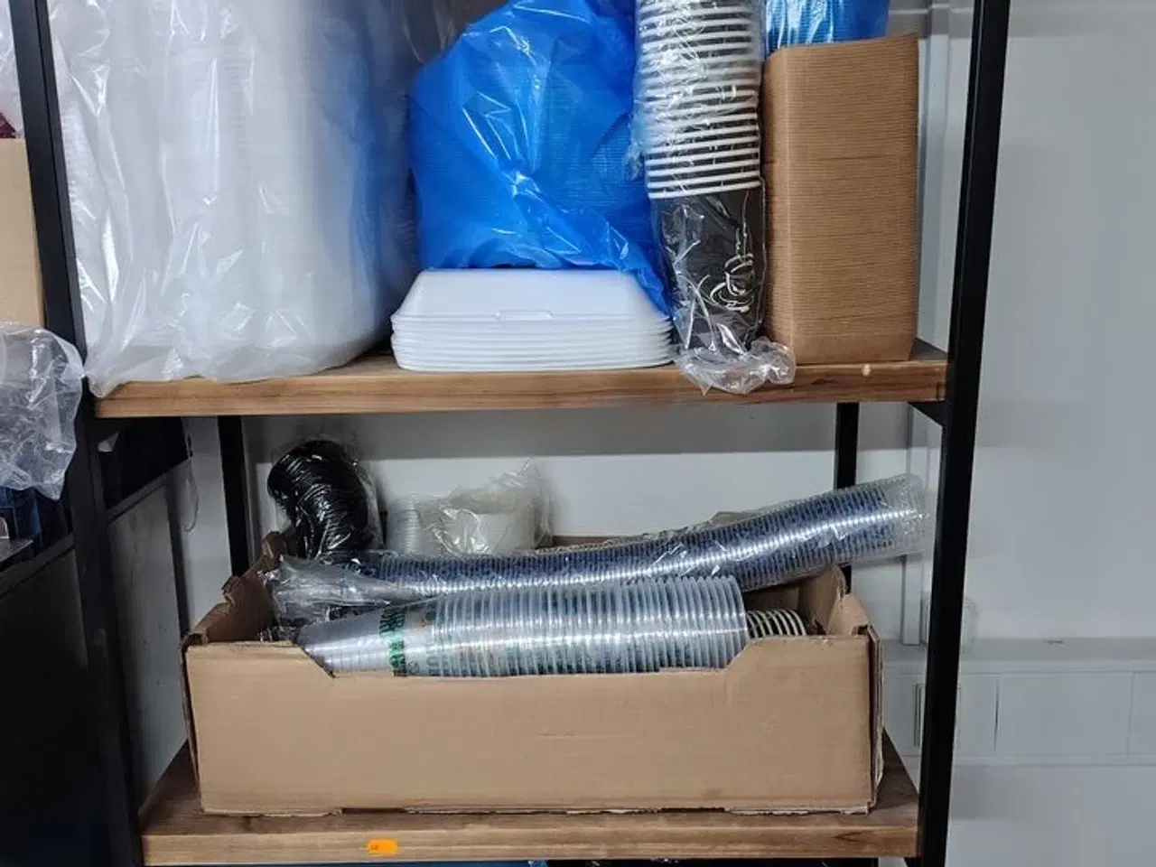 Billede 2 - Reol med indhold