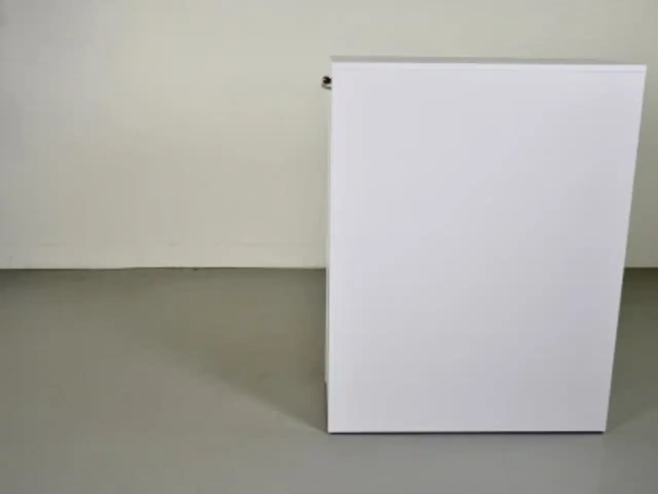 Billede 2 - Udtræksskab i hvid laminat med lås, højrevendt