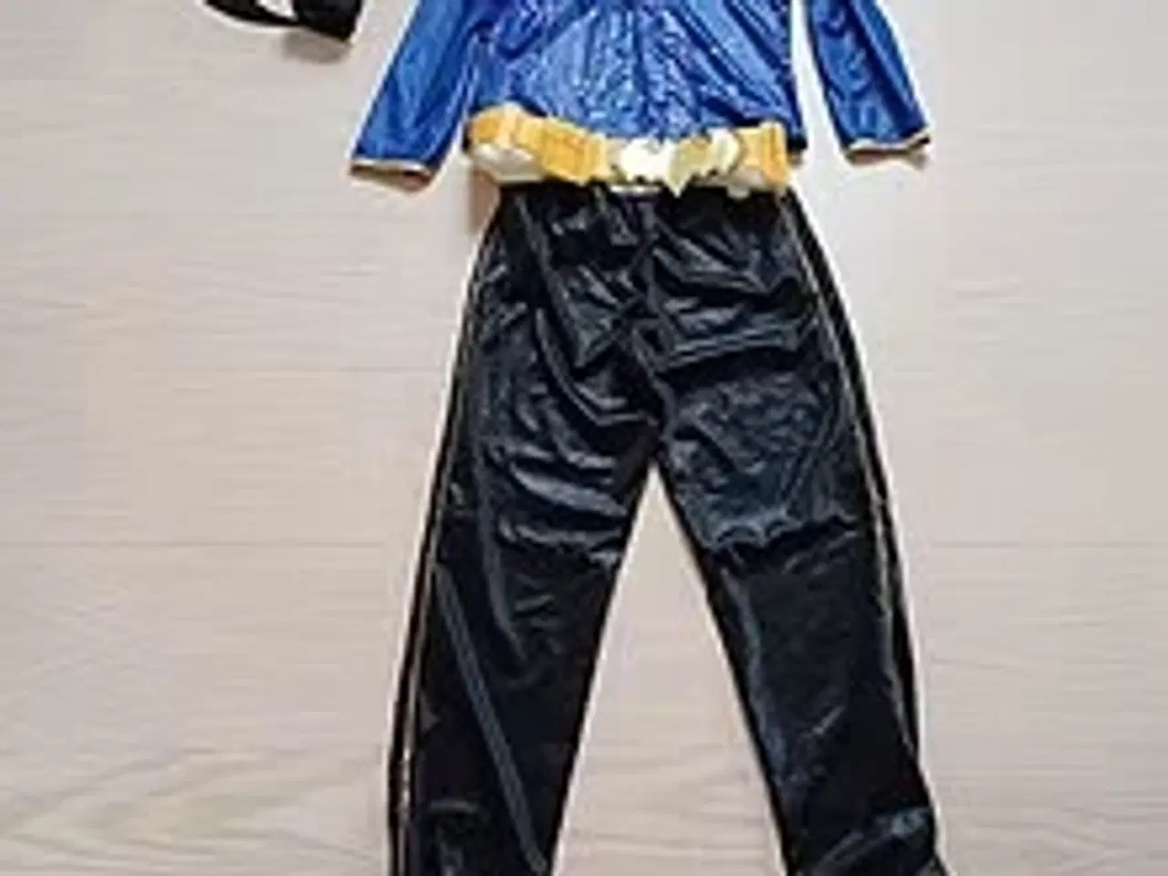 Billede 2 - Udklædningstøj til pige str. 140