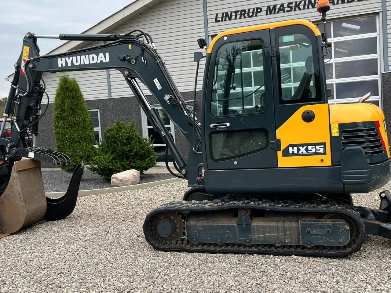 Billede 13 - Hyundai HX55 Med Hydrema skifte og centralsmørring og grab-klo på. Udlejes, også med forkøbsret.