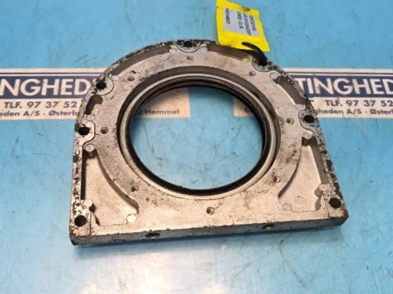 Billede 3 - John Deere 6125HZ001 Olietætningshus R116338