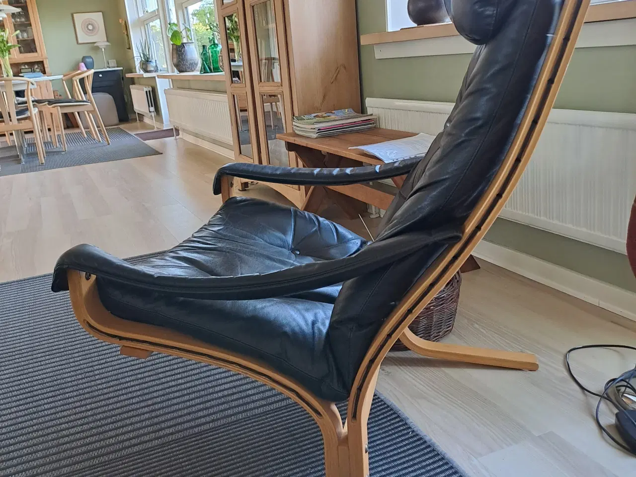 Billede 1 - Sort Siesta stol med god patina.