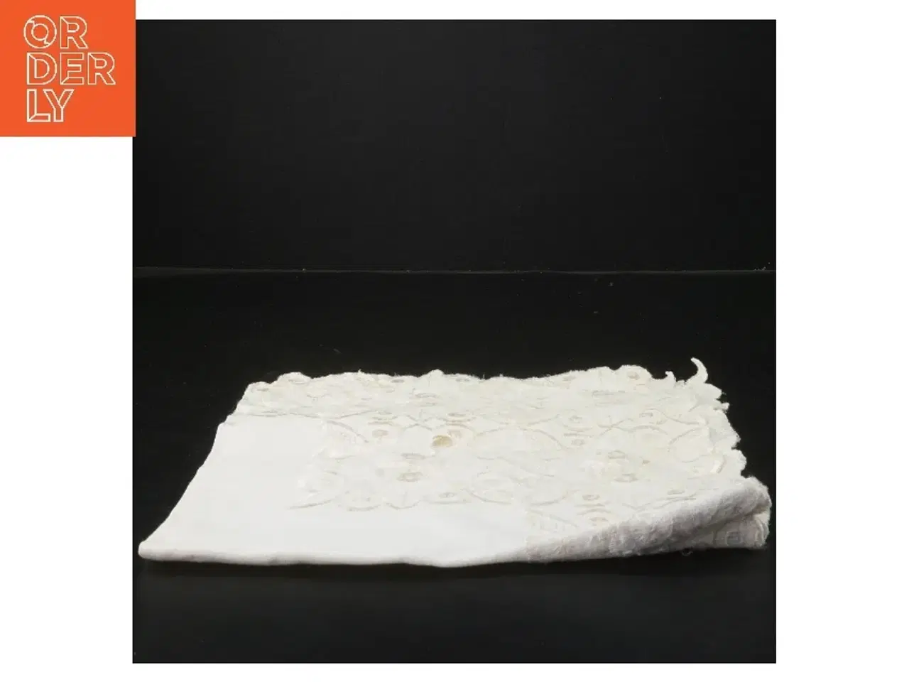 Billede 2 - Broderet klæde med blomstermønster (str. 49x49 cm)