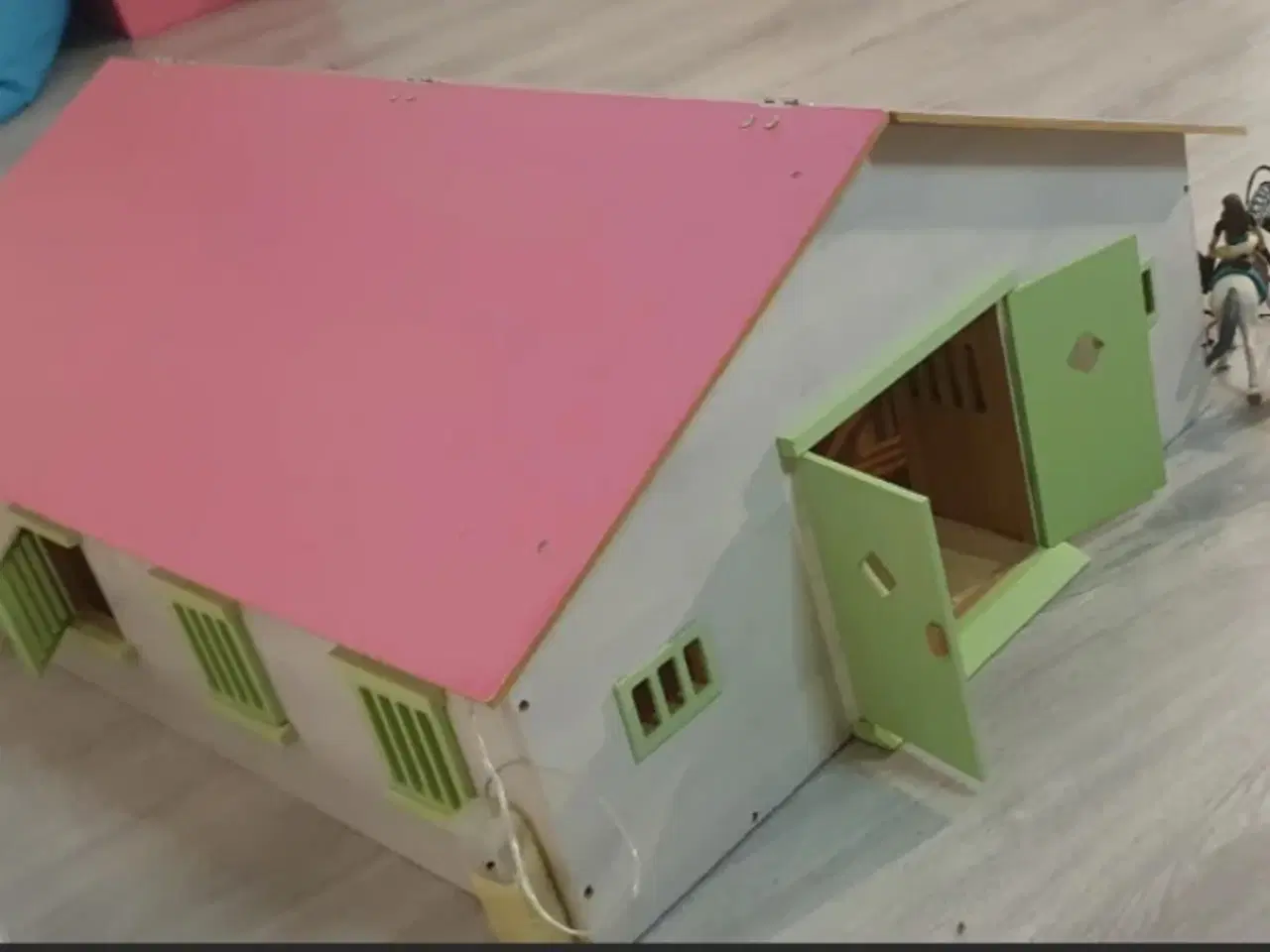 Billede 2 - Schleich ridestald med lys.