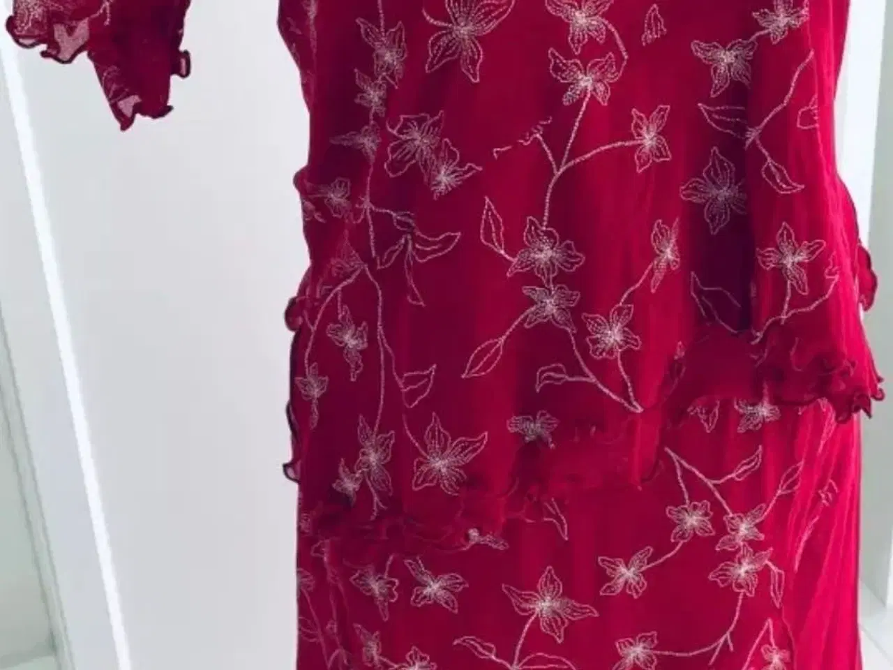 Billede 2 - T-shirt + nederdel sæt fra Annesofie
