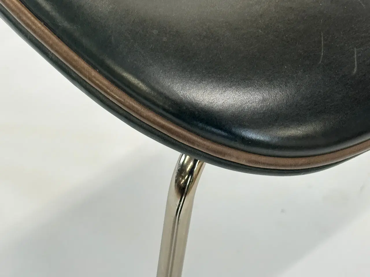 Billede 7 - GUBI | Beetle Chair (Grå m. brun kant)