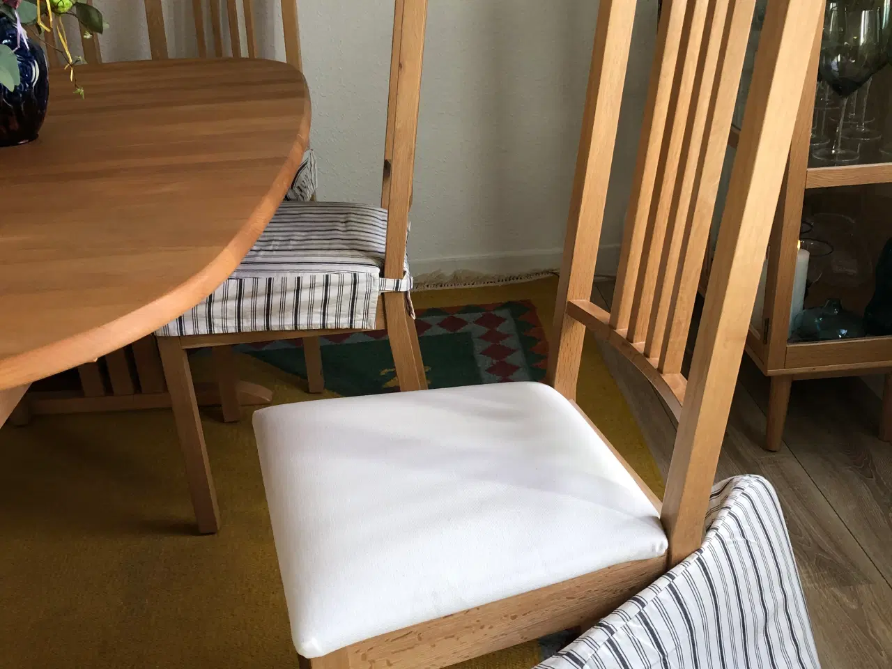 Billede 2 - Spisebord, Gangsø,  med 4 stole