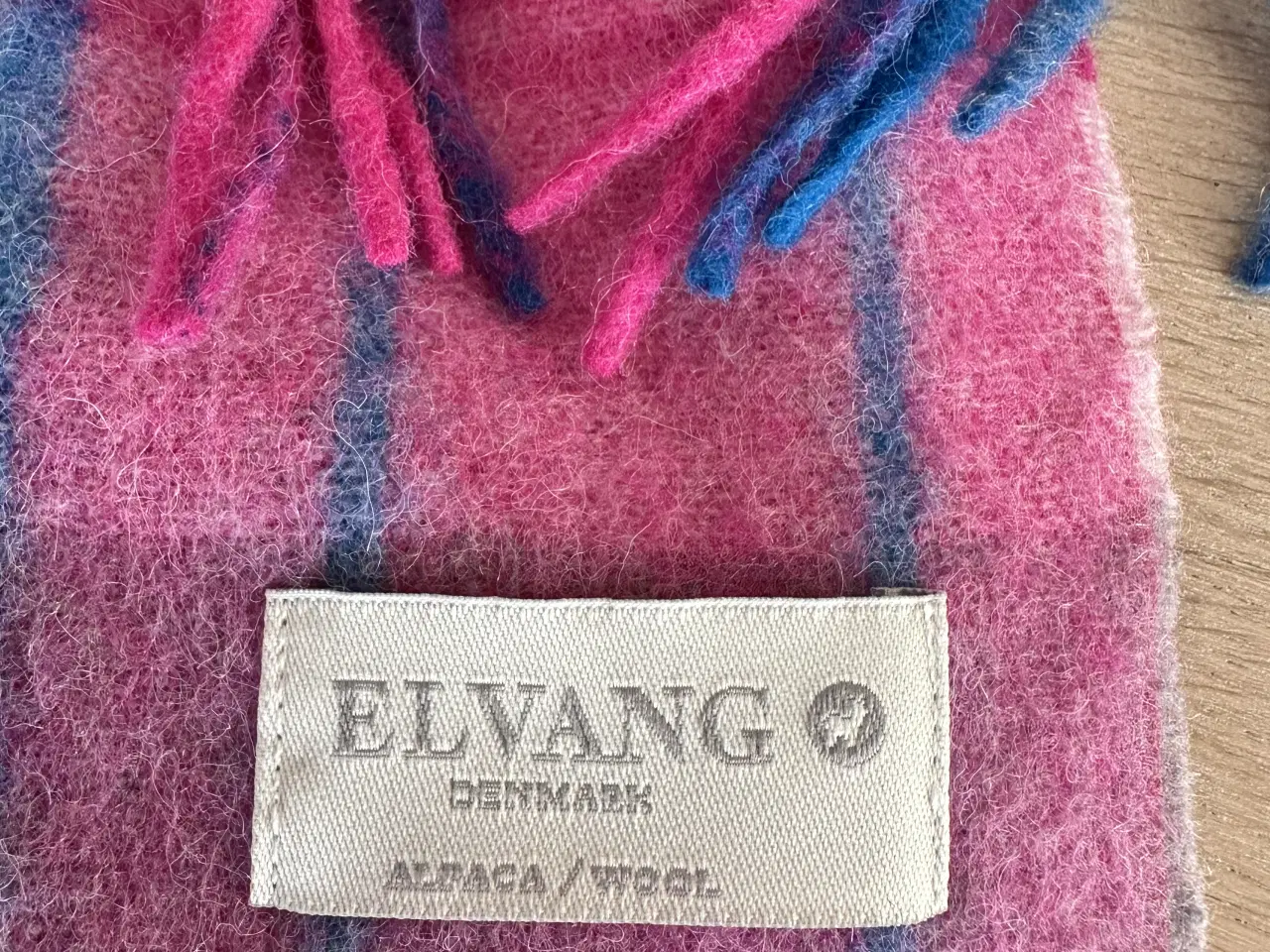 Billede 3 - To ubrugte flotte halstørklæder af uld og bomuld