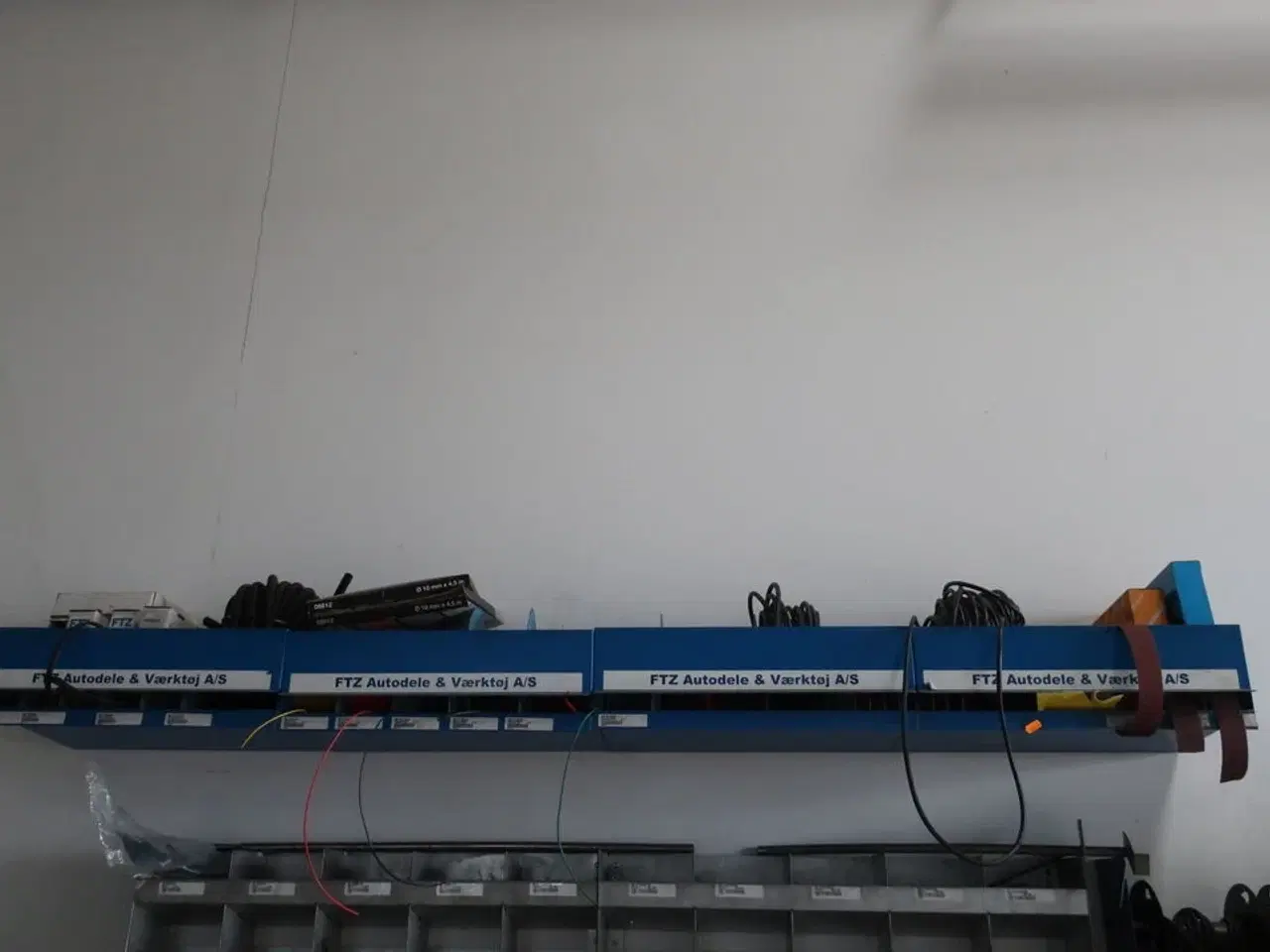 Billede 1 - Sortimentsreol med indhold