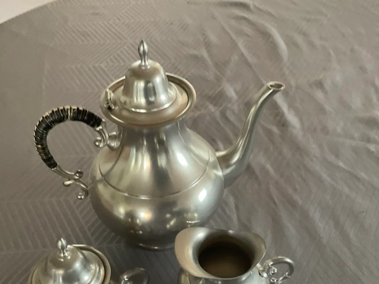 Billede 1 - Kaffekande med sukkerskål og flødekande i tin