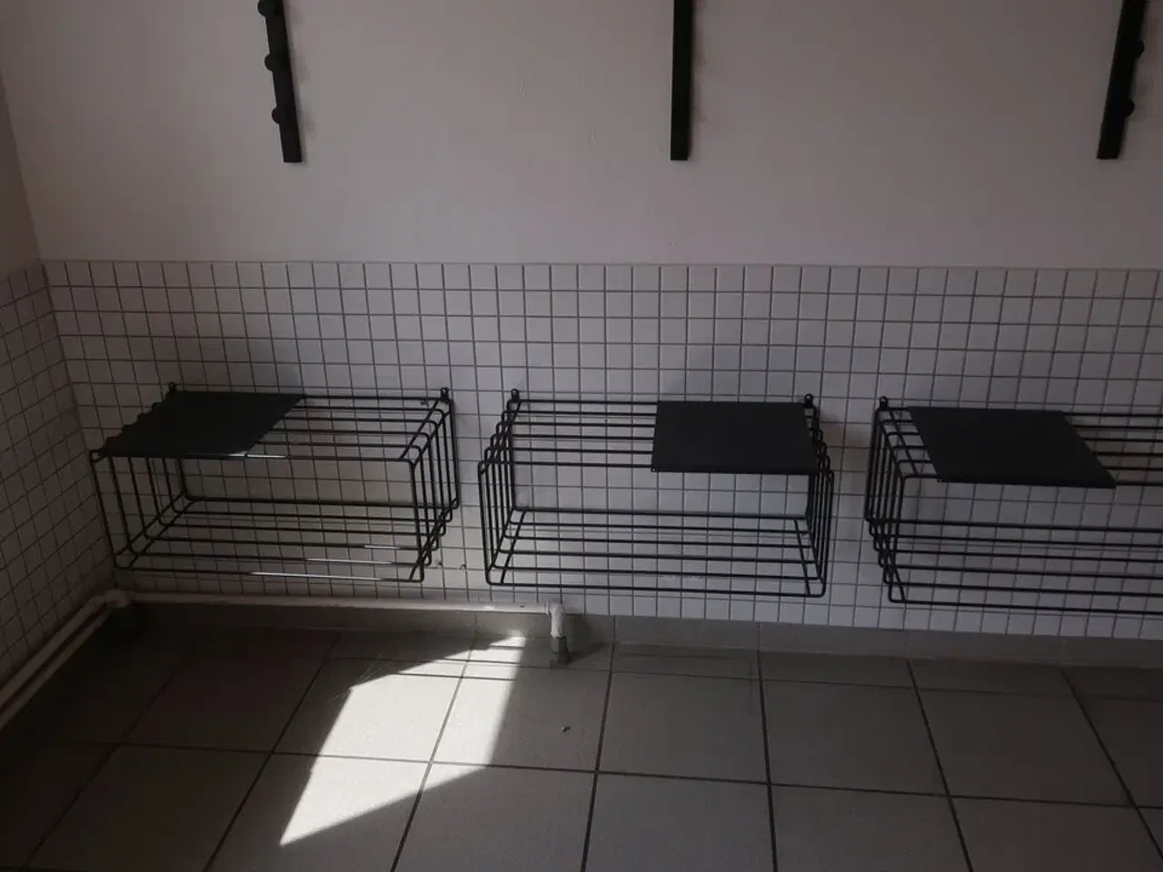 Billede 4 - Hyldeskabe med bøjler samt trådhylder