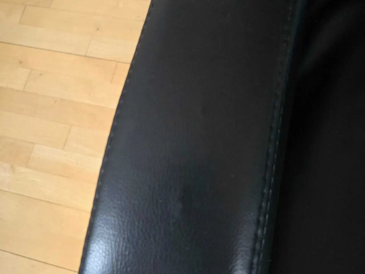 Billede 5 - Meget velholdt sort Lænestol m/fodskammel 