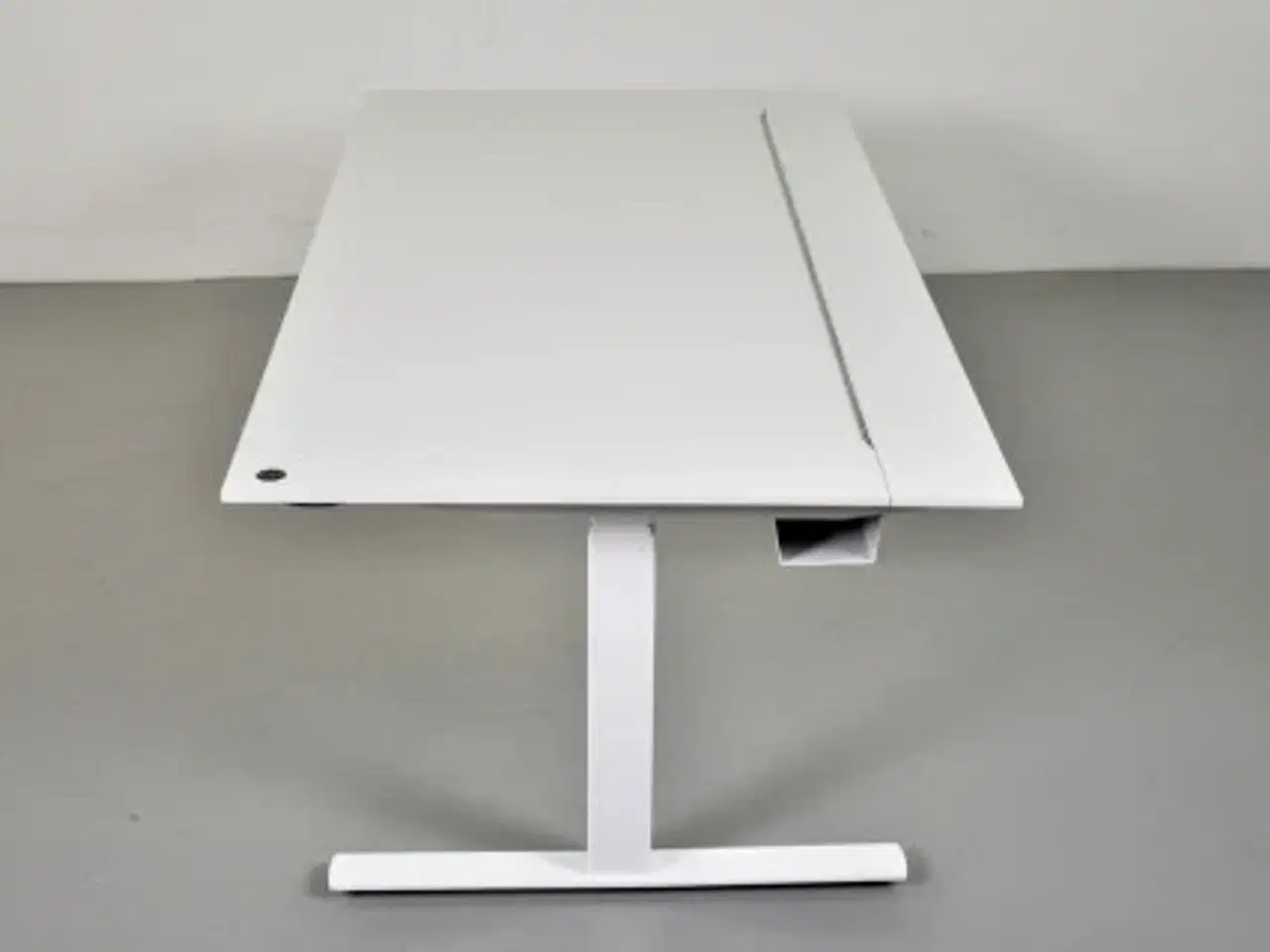 Billede 2 - Hæve-/sænkebord med hvid plade og hvidt stel, 180 cm.
