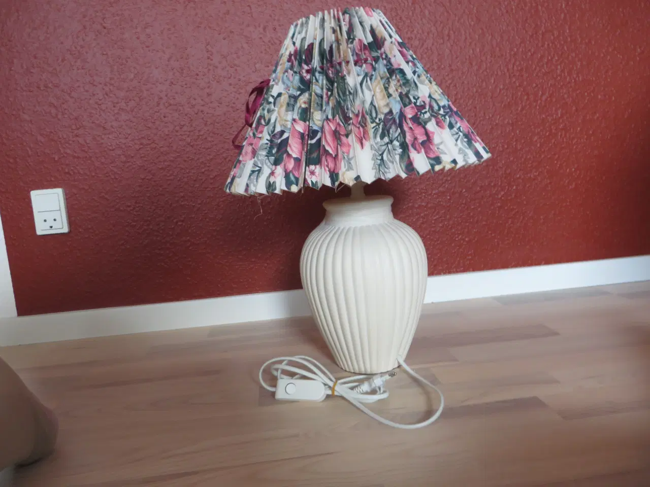 Billede 3 - Anden bordlampe  Bordlampe hvid med blomstret skær