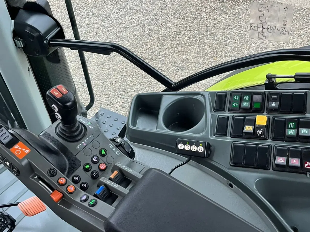 Billede 15 - CLAAS ARION 650 med frontlift og frontlæsser