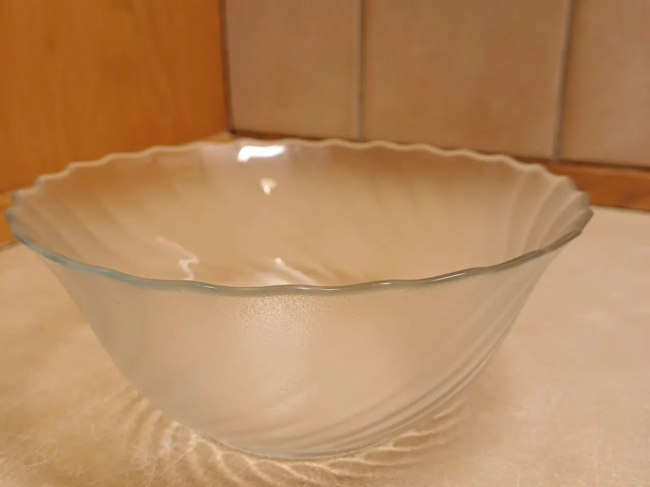 Billede 1 - Glas skål matteret med mønster og bølget kant