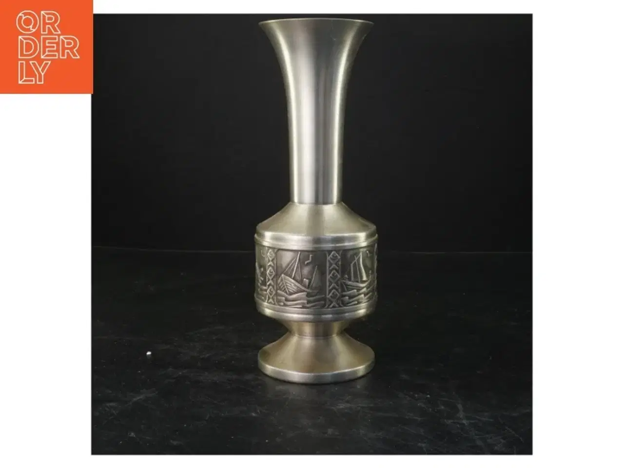 Billede 1 - Tin vase med sejlskibsmotiv (str. 24,5x8 cm)