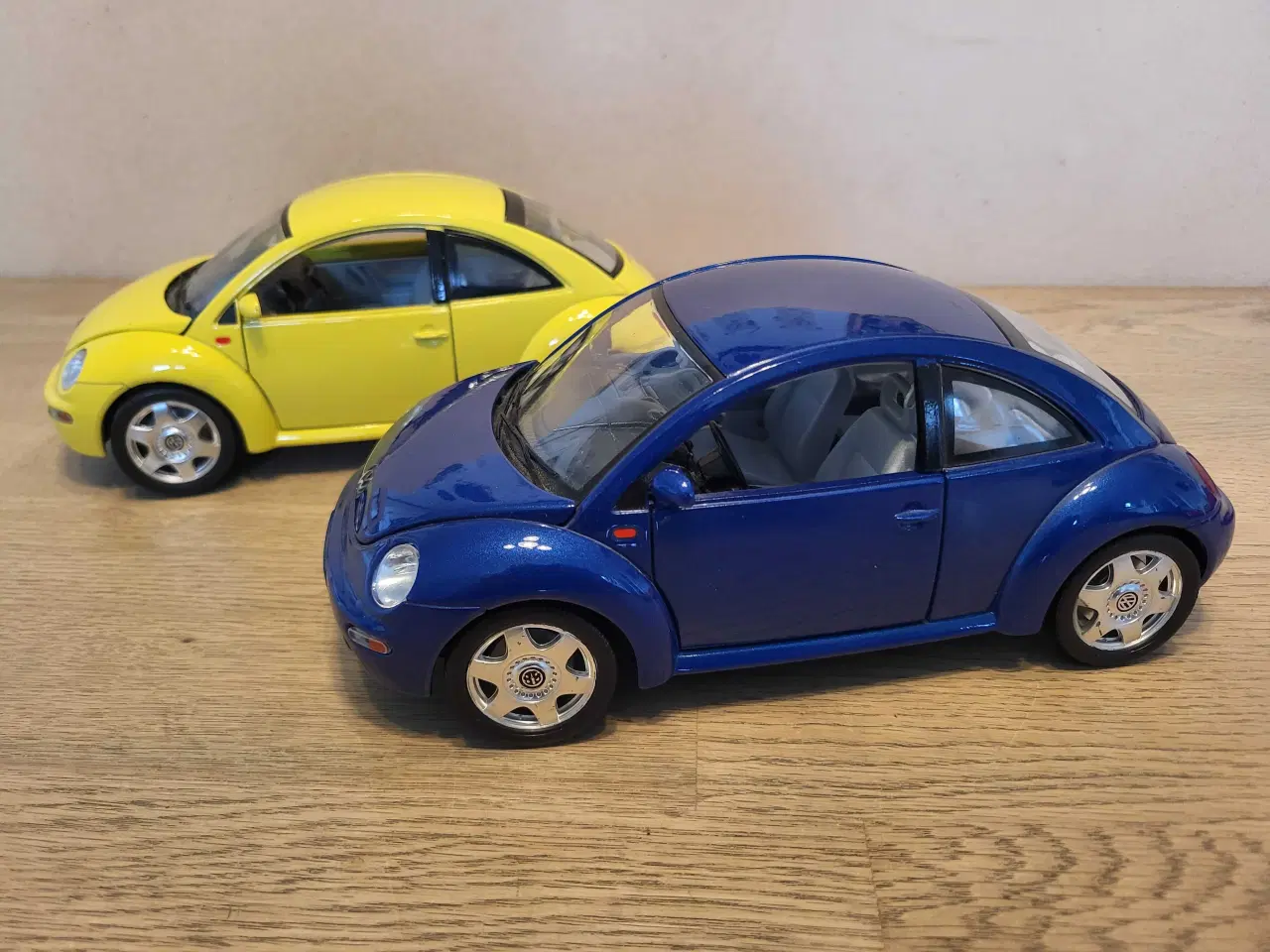 Billede 7 - Modelbil: VOLKSWAGEN NEW BEETLE 1998.  Skala 1/18.