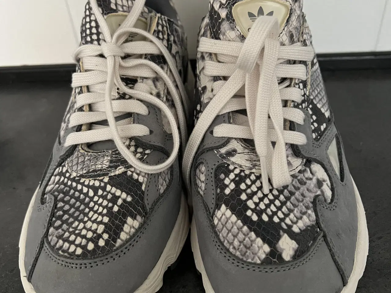 Billede 1 - Adidas sneakers slangeskin look
