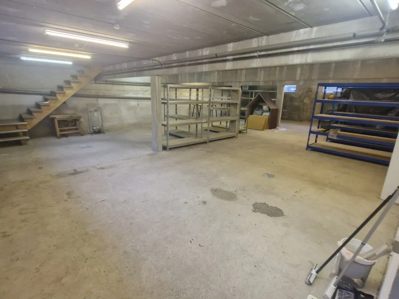 Billede 5 - Regulært lager lokale centralt i Egå.