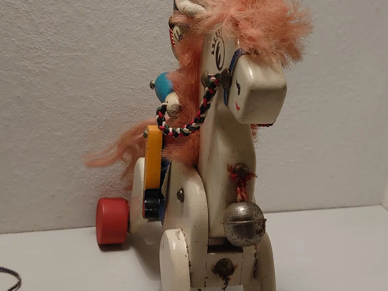 Billede 2 - Træhest med bevægelig garder ved træk.1950´erne