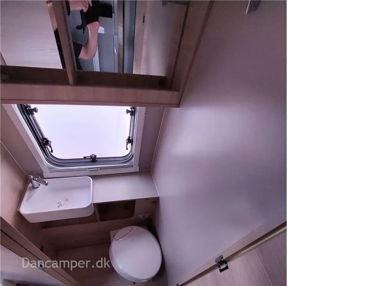 Billede 16 - 2025 - Chausson F&S Line    TILBUDSPRIS kr. 931.800,- SPAR kr. 21.600,- Van som familiecamper med 5 selepladser, pop-up og masser af sovepladser på kun 5,99 m længde.