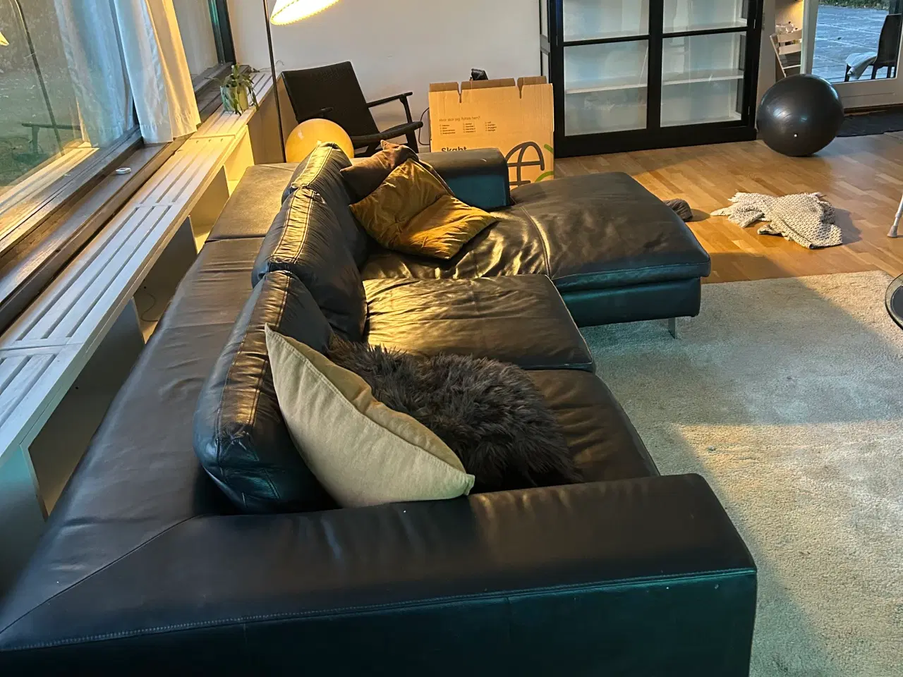 Billede 2 - Sort lædersofa med chaiselong 