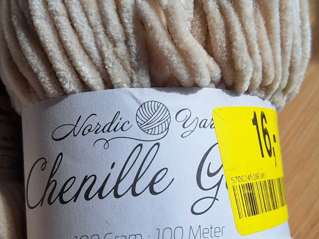 Billede 8 - Chenille garn og bog 