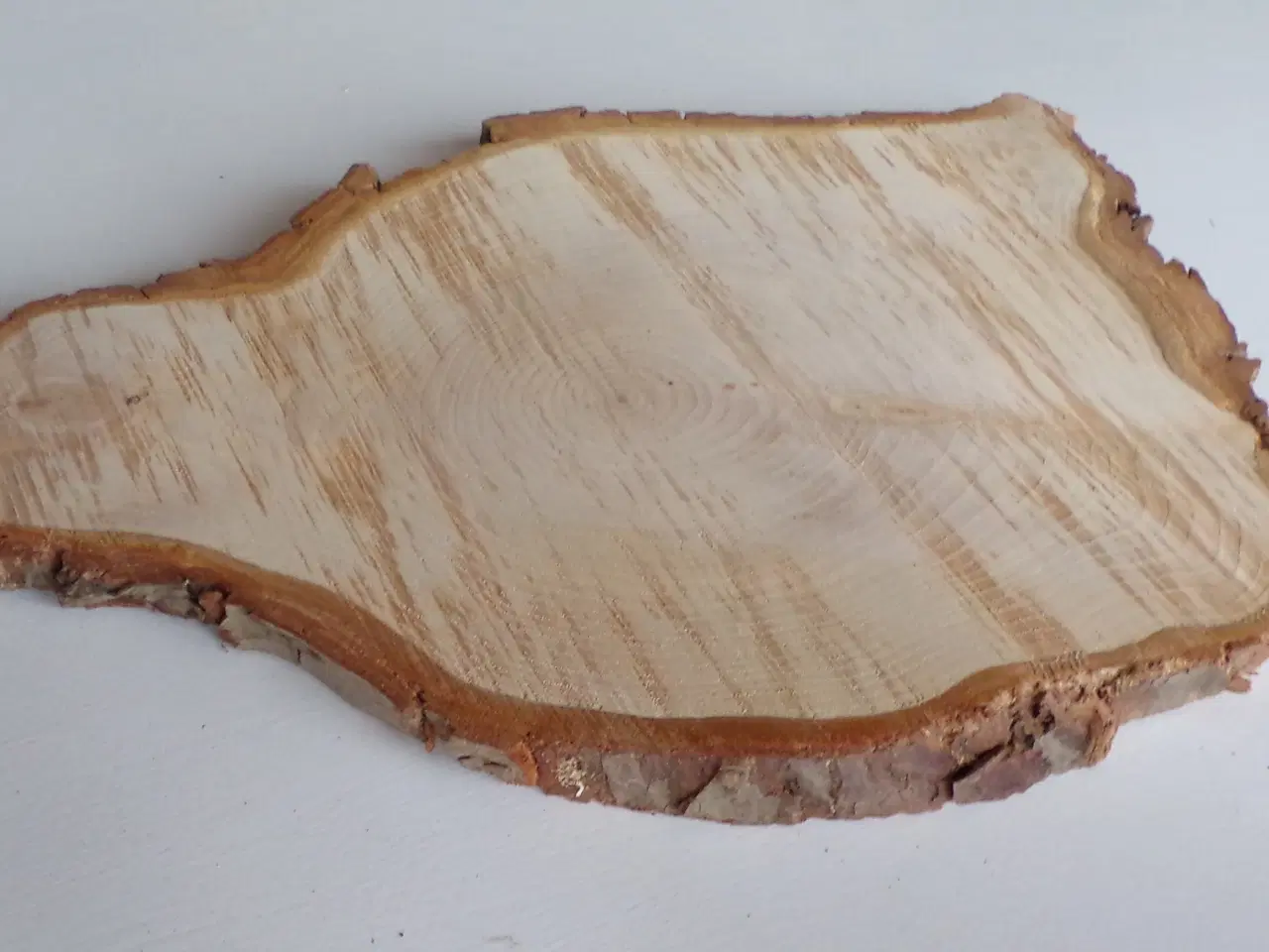 Billede 3 - NY Thuja Træskive med bark 36,5 lang cm - Til jul