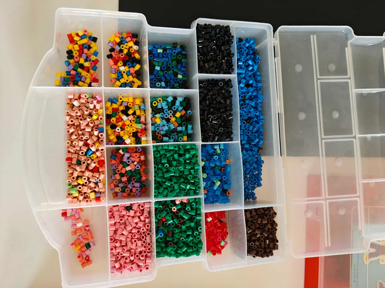 Billede 1 - Forskellige perler i æsker