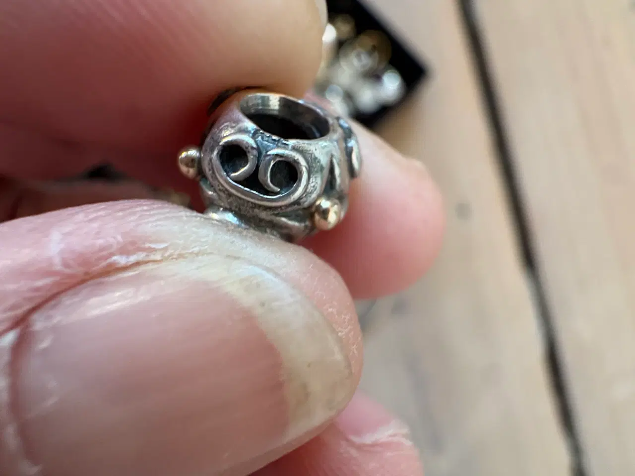 Billede 3 - Pandora charm knapper. 14 kt.