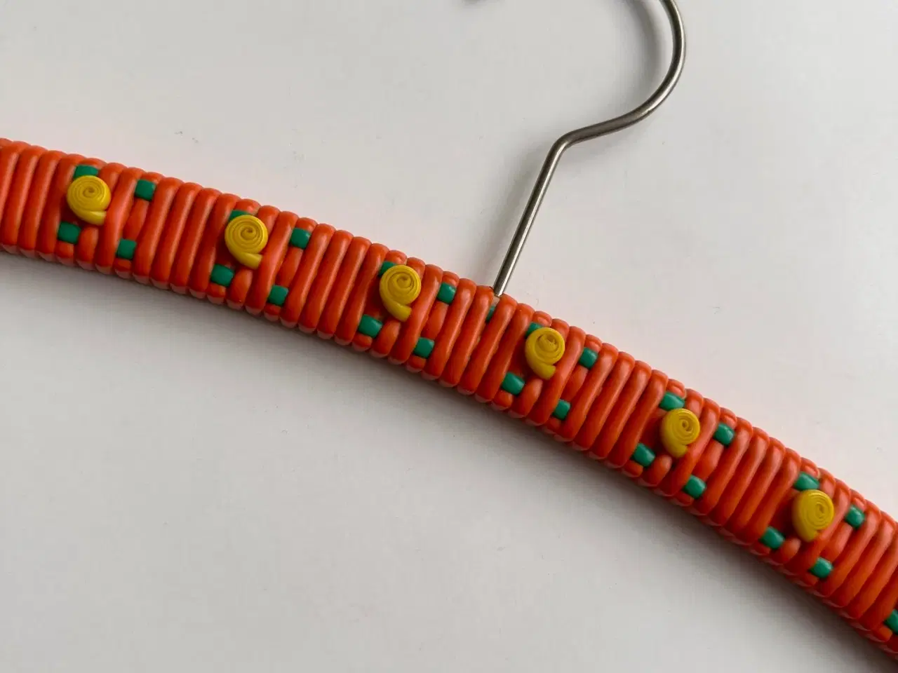 Billede 2 - Retro bøjle m plastbevikling, orange m roser