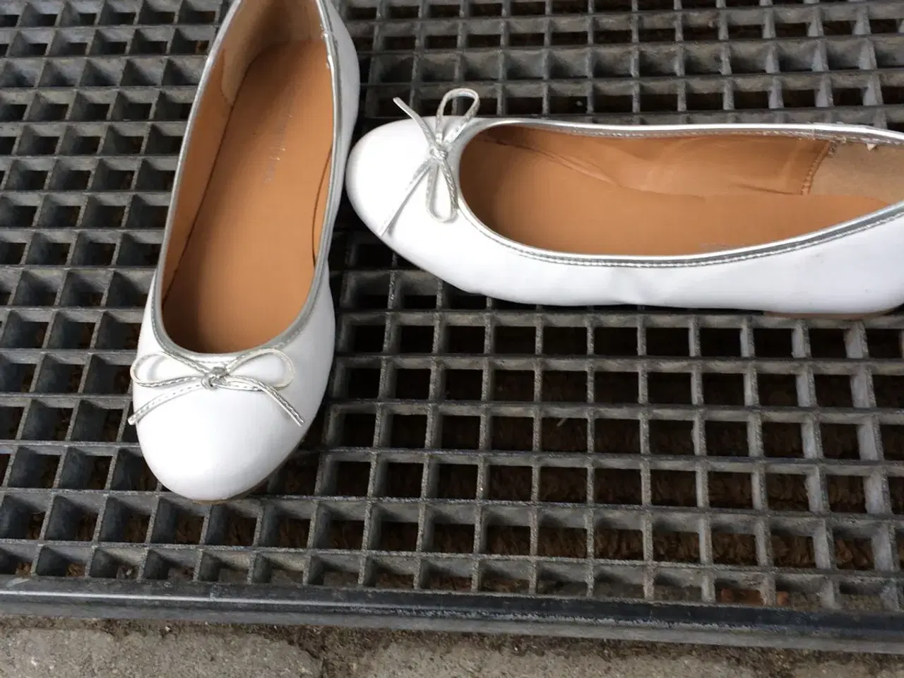 Billede 1 - Hvid sko med lidt sølv i kanten