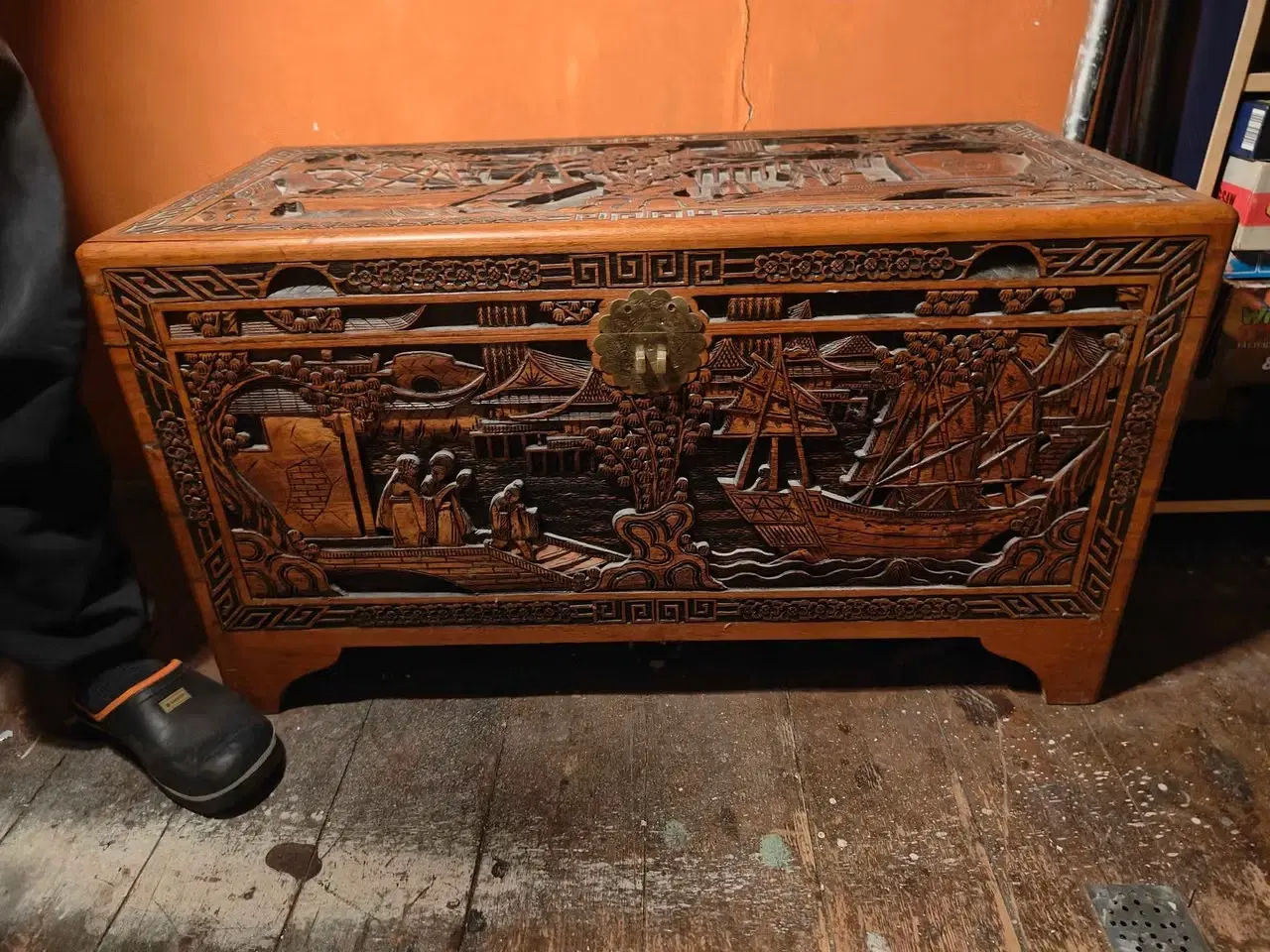 Billede 1 - Trækiste med udskårne motiver
