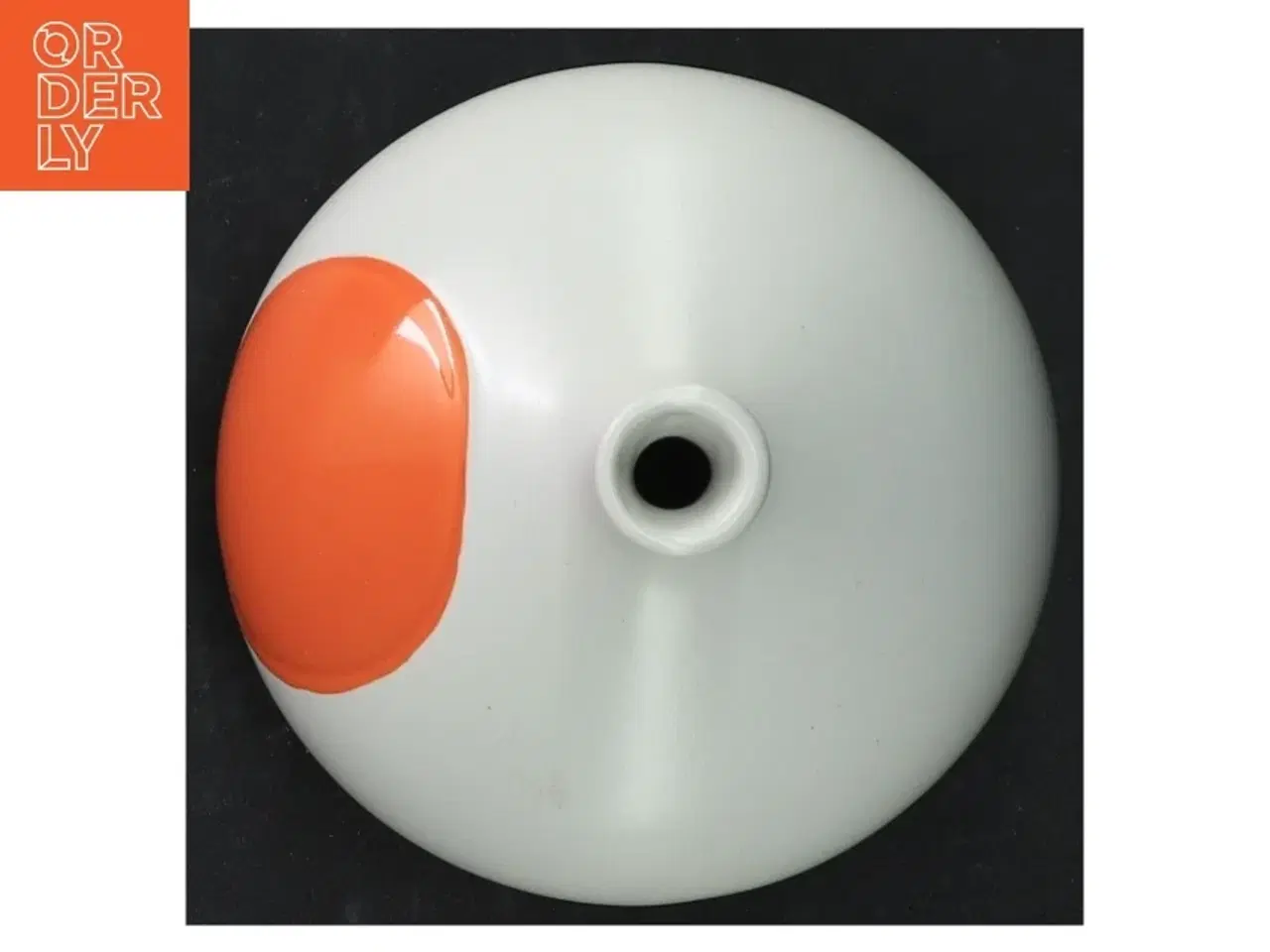 Billede 3 - Hvid vase med orange detalje fra Speedtsberg (str. 10 cm ø. 10,5 cm)