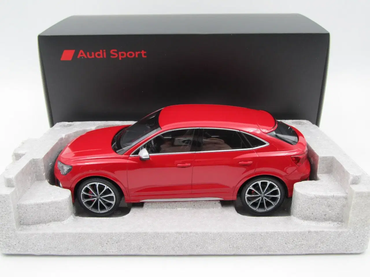 Billede 2 - 2019 Audi RSQ3 Sportback 1:18  MINICHAMPS