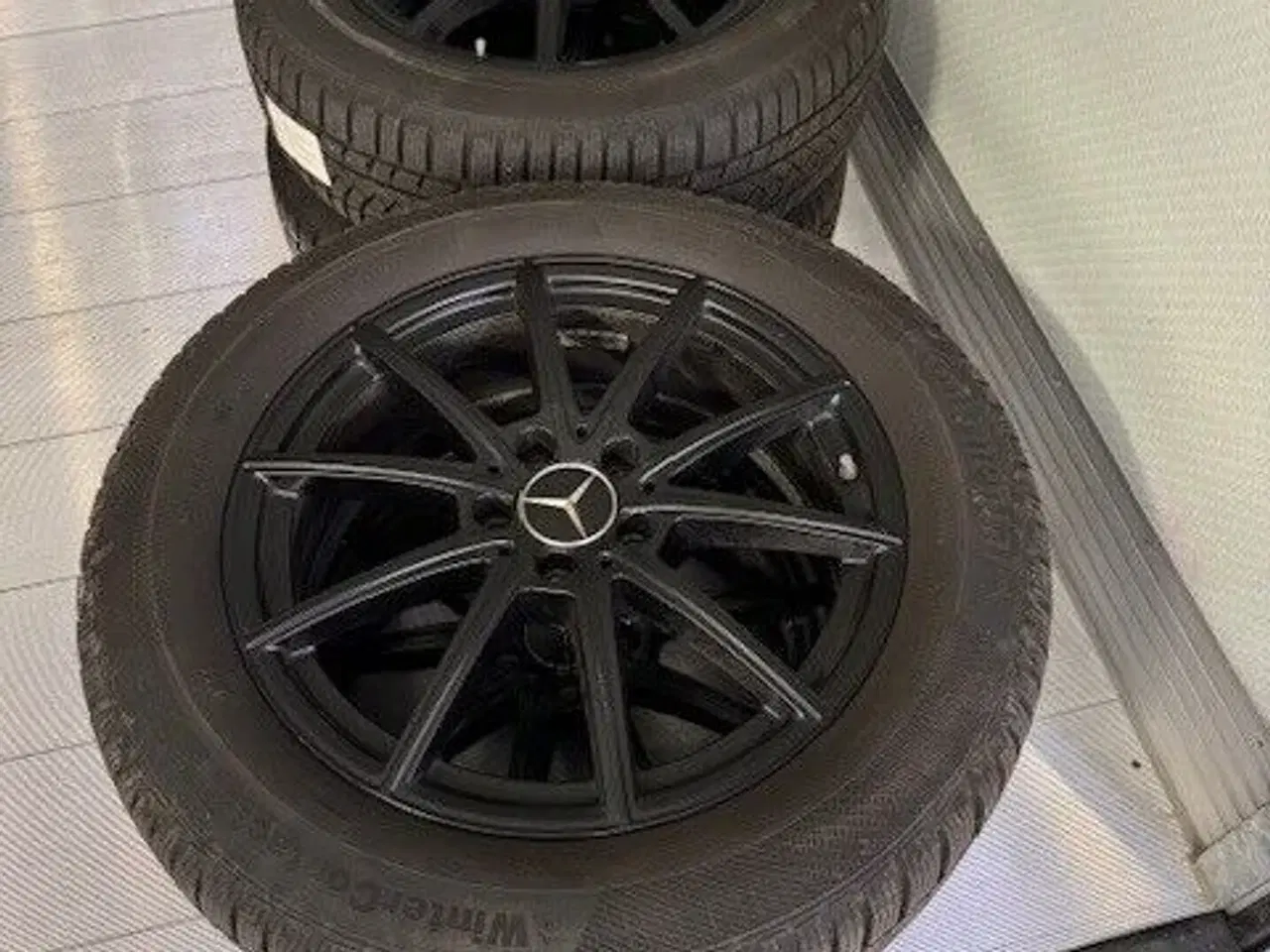 Billede 2 - Dæk med fælge til Mercedes/215/60R18