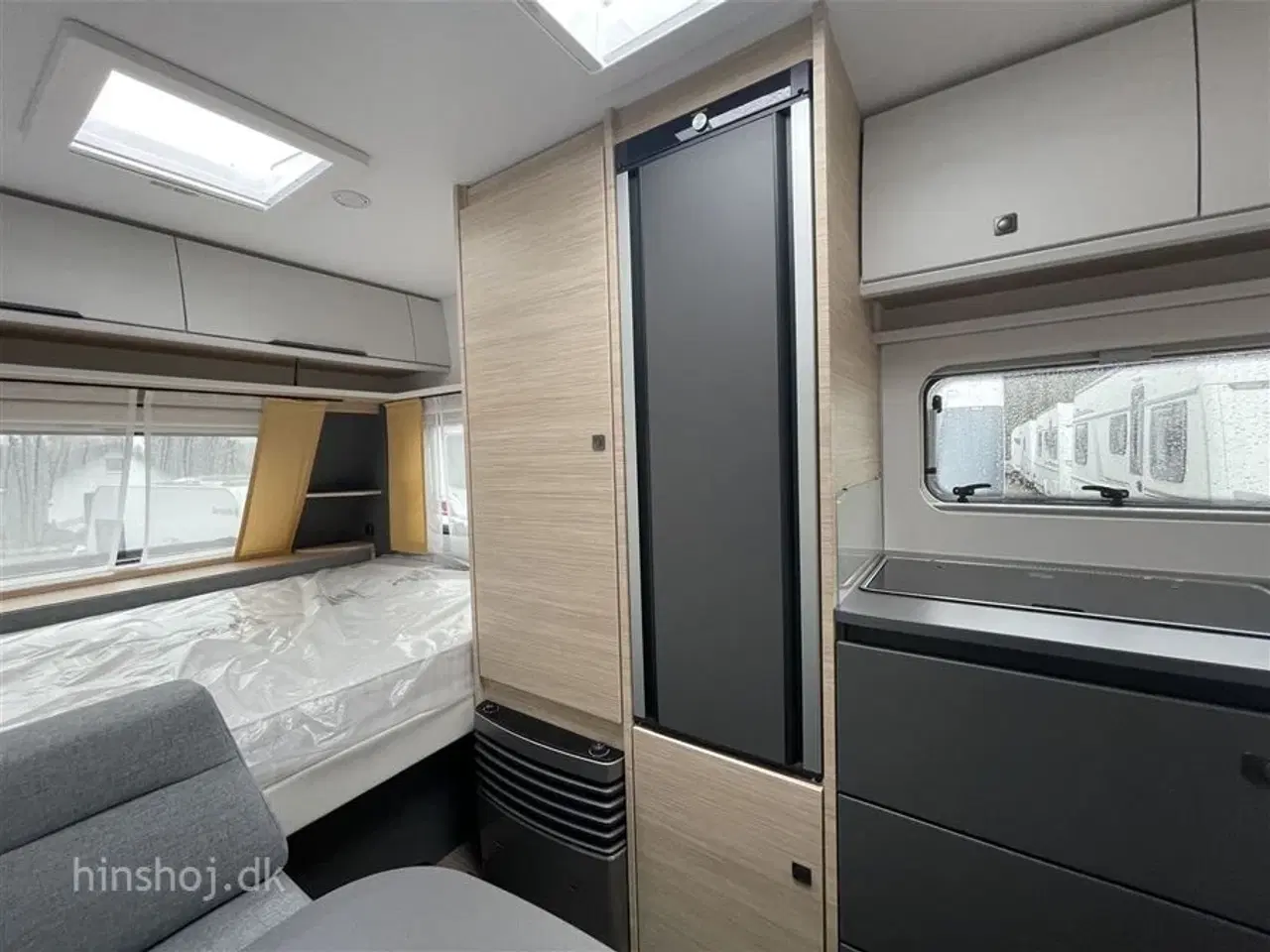 Billede 8 - 2023 - Fendt Apero 495 SKM   Fendt med tværvendt dobbeltseng og Køjer fra Hinshøj Caravan A/S