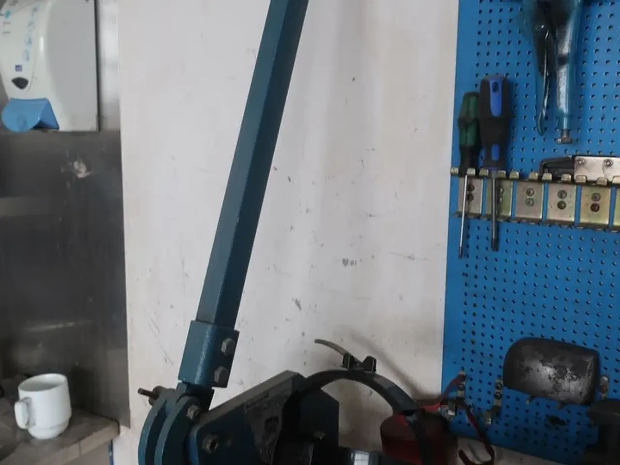 Billede 10 - Værkstedsbord med indhold samt 2 stk. tavler