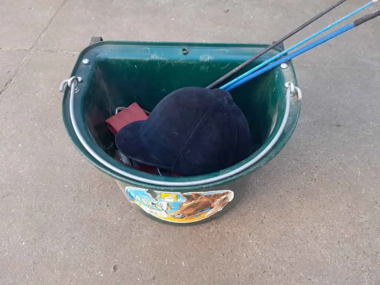 Billede 4 - Diverse hesteting, saddel, hjelm, bid, stigbøjler 