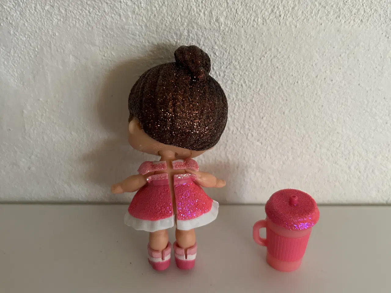 Billede 2 - L.O.L dukke med tilbehør
