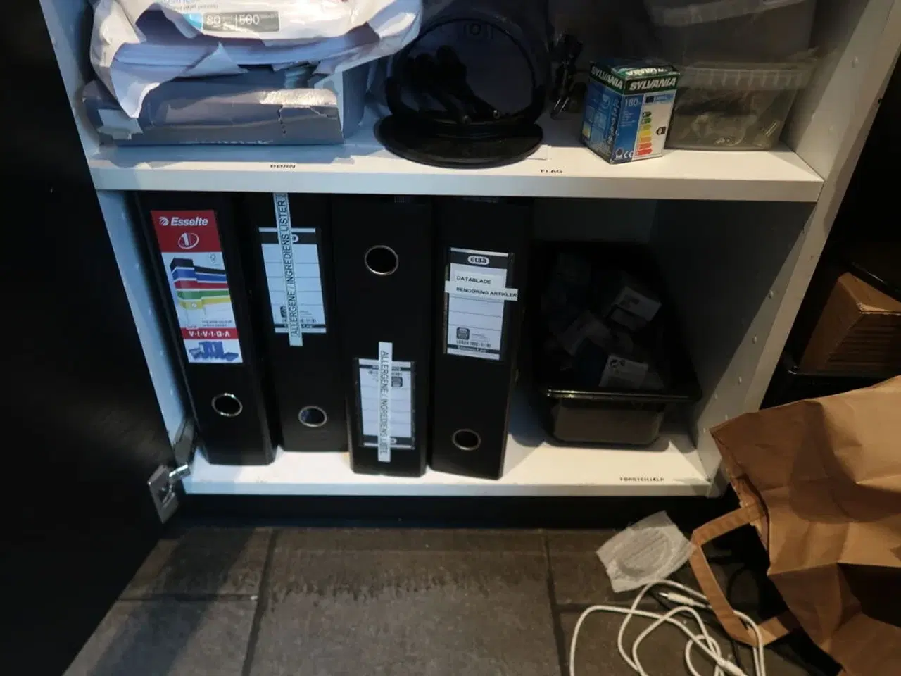 Billede 4 - 2 stk. Skabe med indhold