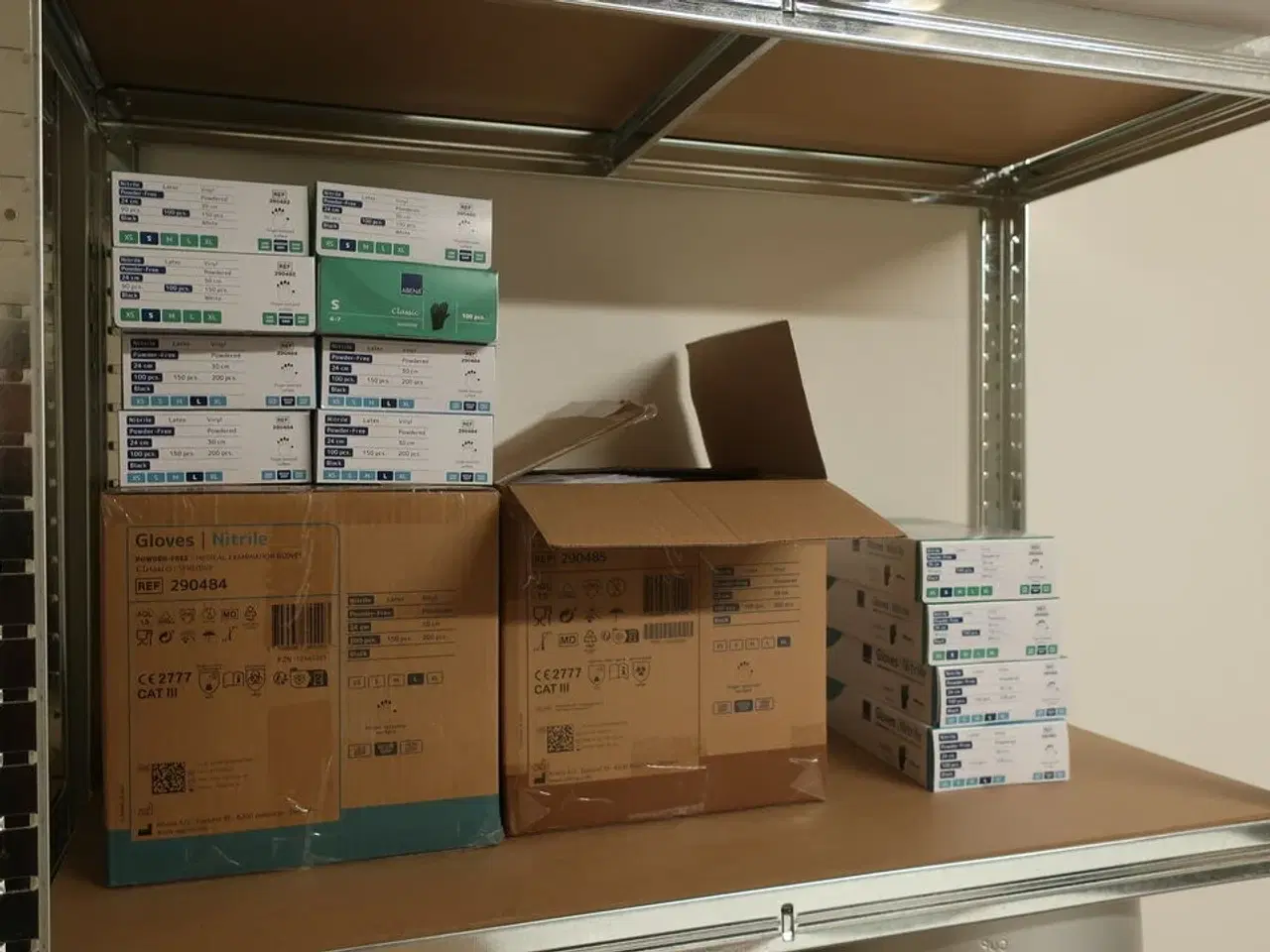 Billede 8 - 2 stk. reoler med indhold