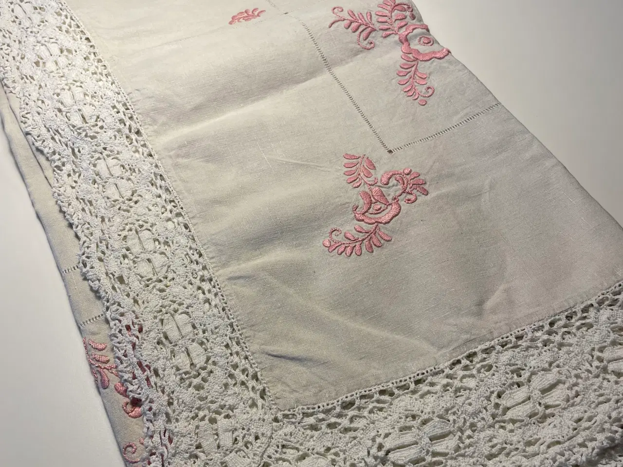 Billede 2 - Dug med lyserødt broderi og blonde kanter