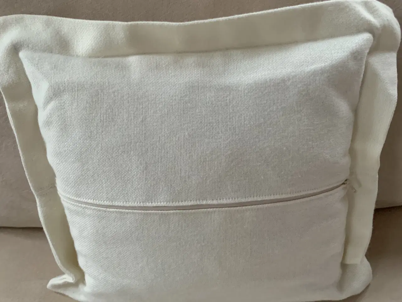 Billede 13 - Broderede vintagesofapuder i fin stand