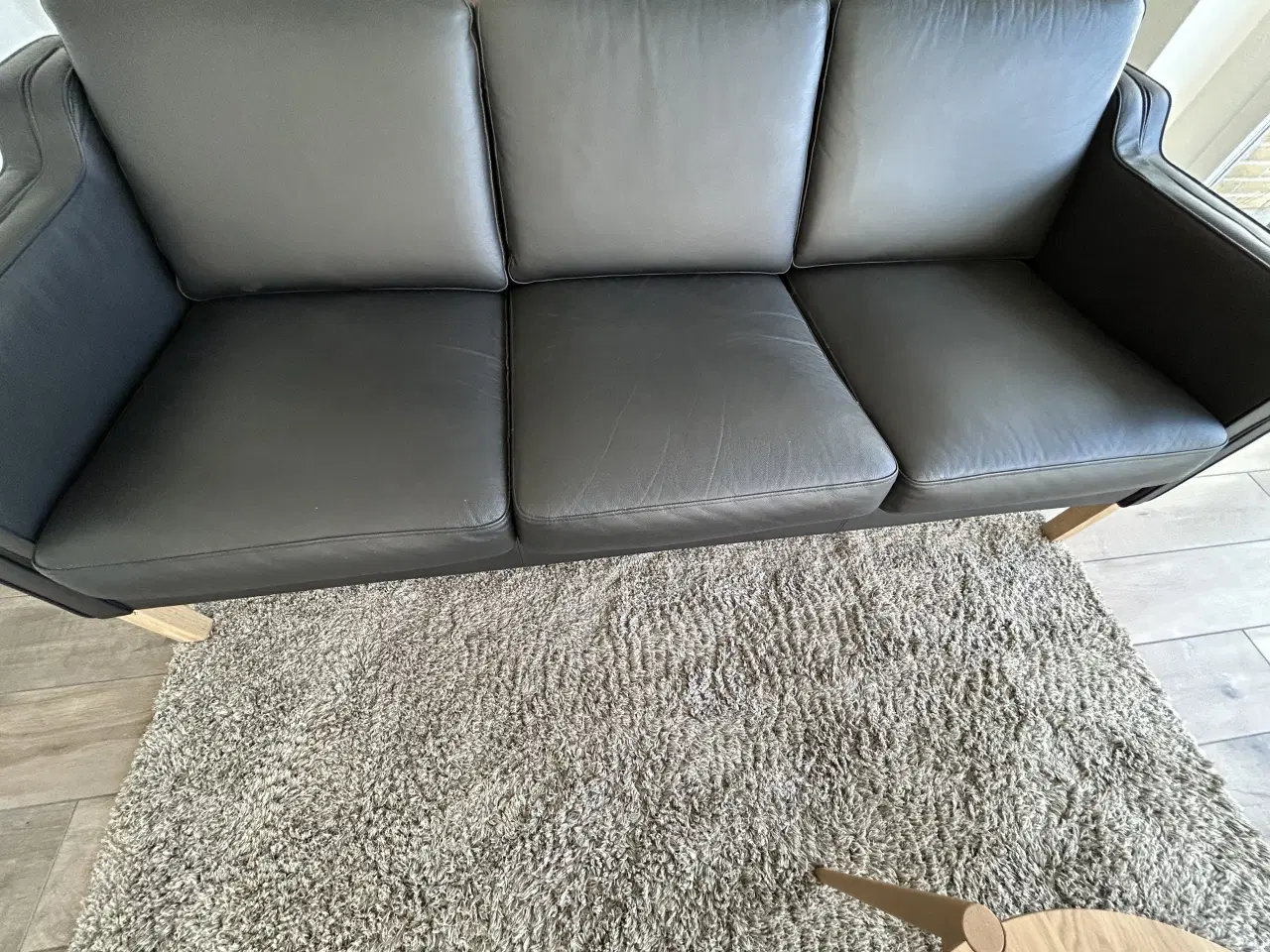 Billede 3 - Sort klassisk sofa med koldskum hynder