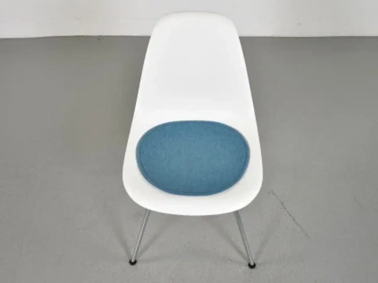 Billede 5 - Vitra eames stol i hvid med blå fraster filthynde