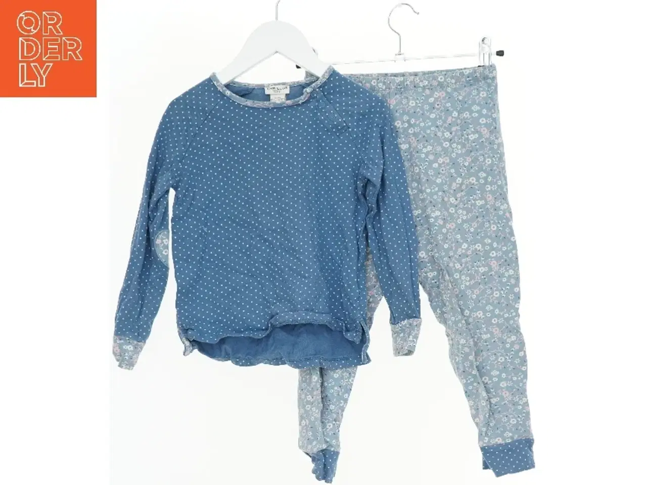 Billede 1 - Pyjamas sæt med blå trøje og mønstrede bukser fra cyrillus (str. 116)