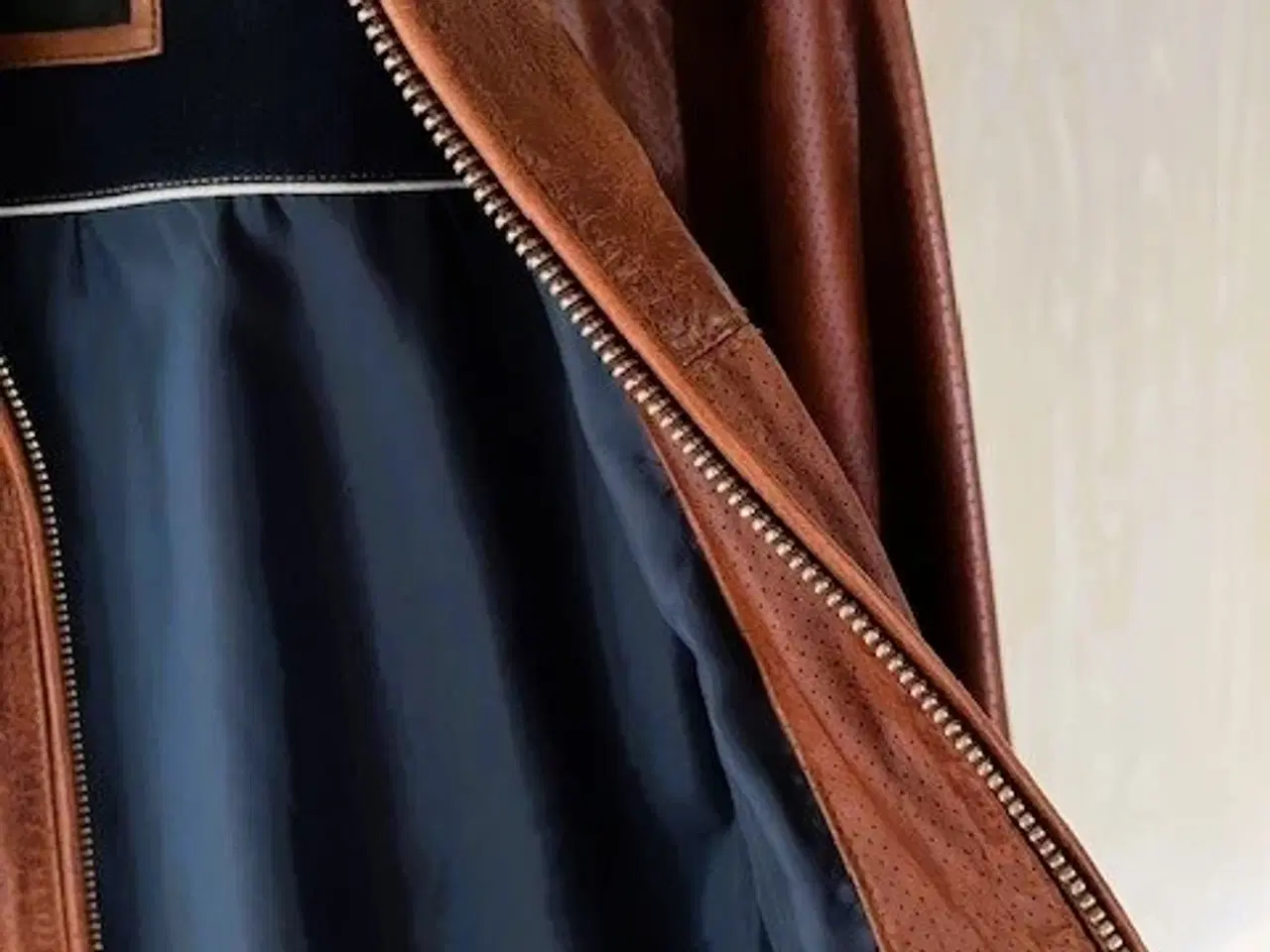 Billede 3 - Lækker skindjakke i cognac